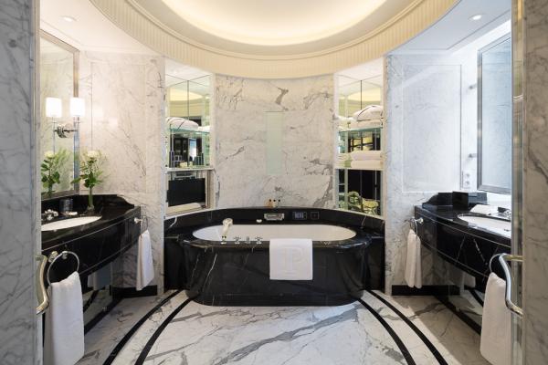 Une salle de bain tout en marbre, symbolique du standard de luxe de l'hôtel  | © The Peninsula Hotels