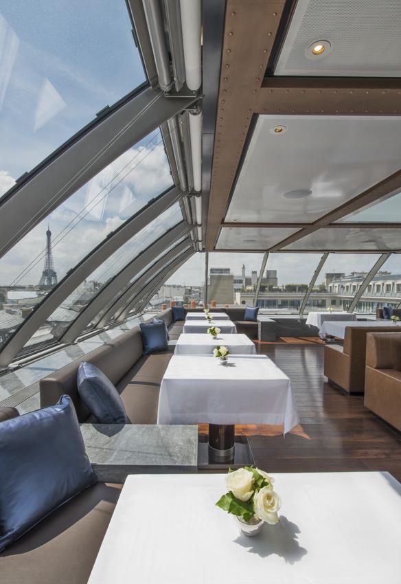 Vues sur les toits de Paris depuis la salle à manger de l'Oiseau Blanc | © The Peninsula Hotels