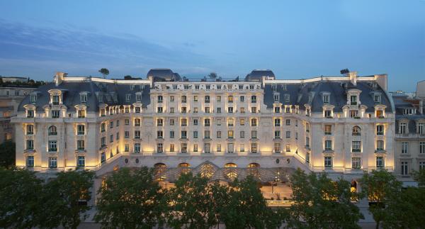 La majestueuse façade de l'hôtel à la nuit tombée, côté Avenue Kléber | © The Peninsula Hotels