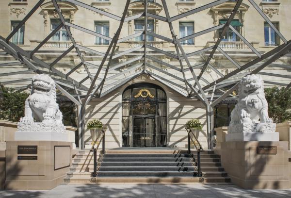 Entrée de l'hôtel entre les deux lions, côté Avenue Kléber | © The Peninsula Hotels