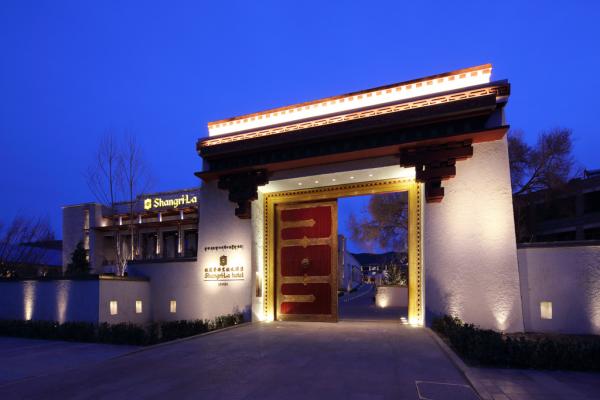 Porte d'entrée du Shangri-La Lhasa © 2014 Shangri-La International Hotel Management Ltd