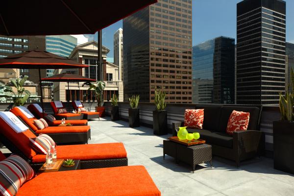 La terrasse solarium où l'on peut également déjeuner ou dîner. © The Peninsula Hotels