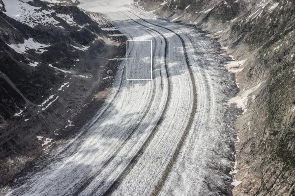 Dans la zone indiquée, la stratification primaire, ou alternance des couches de glace d'hiver et d'été, claires et sombres, est visible en surface. @ DB|YONDER.fr