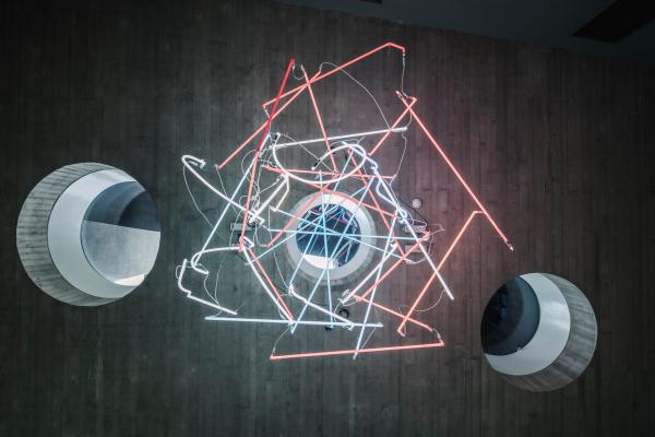 La sculpture "Neon Nest" d'Anton Unai s'harmonise parfaitement avec le plafond et ses ouvertures circulaires. 