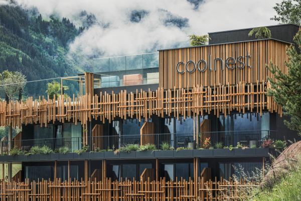 La façade au parement de bois fait du Coolnest un cousin exotique des chalets alpins. 