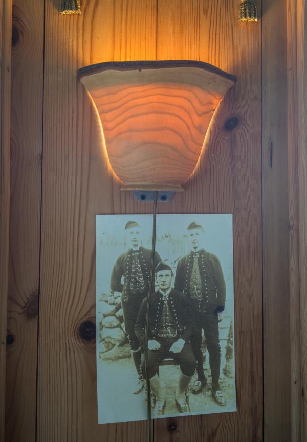 Une photo ancienne où figurent le grand-père de notre guide Randi et son frère Emil Joesen, co-inventeur du drapeau féroïen.