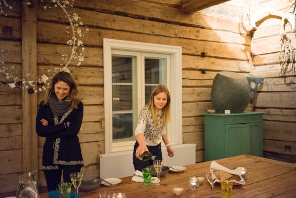 Catherine, du Naali Lodge, et Riina, l'assistante d'Anu Pentik à la table du dîner dans le Pentik Manor. 