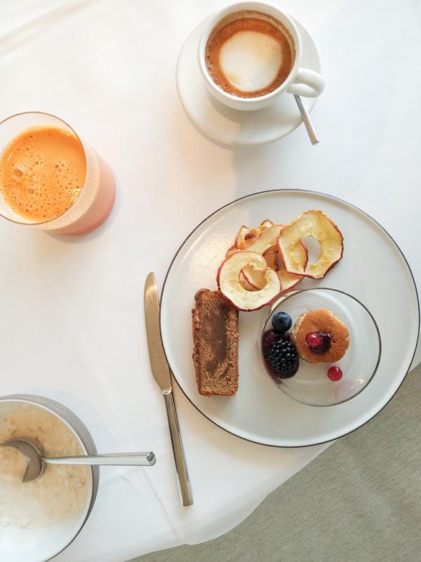 Un petit-déjeuner de grande qualité. Ici, de délicieux mini-pancakes servies avec des baies.