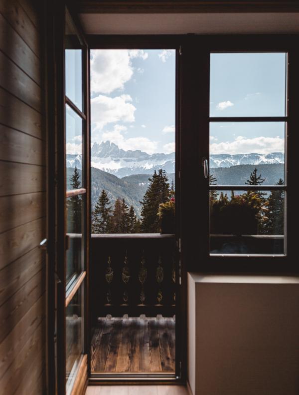 Balcon d'une suite standard, dans le bâtiment historique.  © Forestis