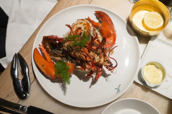 Délicieux homard grillé servi chez Pakhuis © Yonder.fr