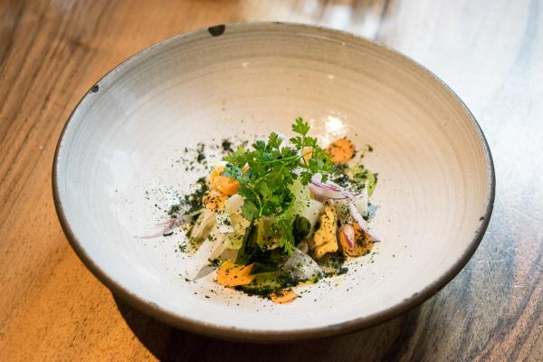 Huîtres et légume : l'une des deux entrées servie par Olly Ceulenaere dans on restaurant Publiek © Yonder.fr