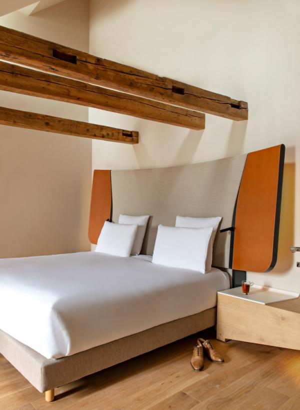 Le charme des poutres apparentes dans les chambres / suites du dernier étage du bâtiment de la rue Ste Elisabeth. © Les Haras
