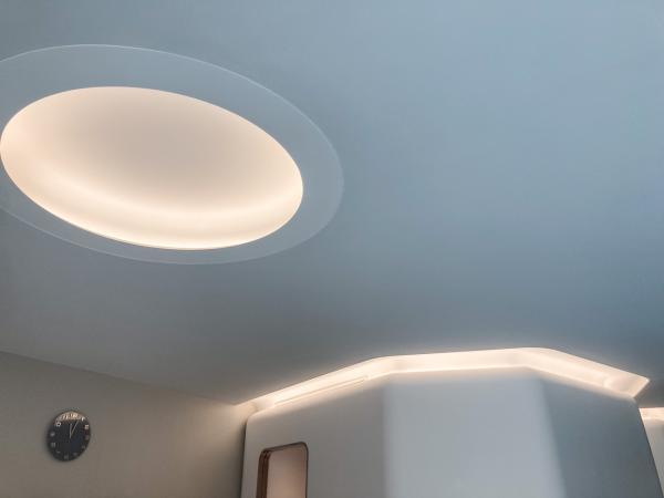 Dans le spa, des lignes minimalistes qui ne sont pas sans rappeler une certaine esthétique rétro-futuriste. © DB / Yonder  