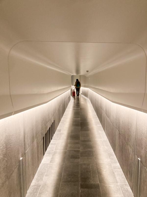 Un ancien passage souterrain, auquel la rénovation donne des accents futuristes relie les deux parties de l'hôtel et permet notamment d'accéder au spa. © DB / Yonder
