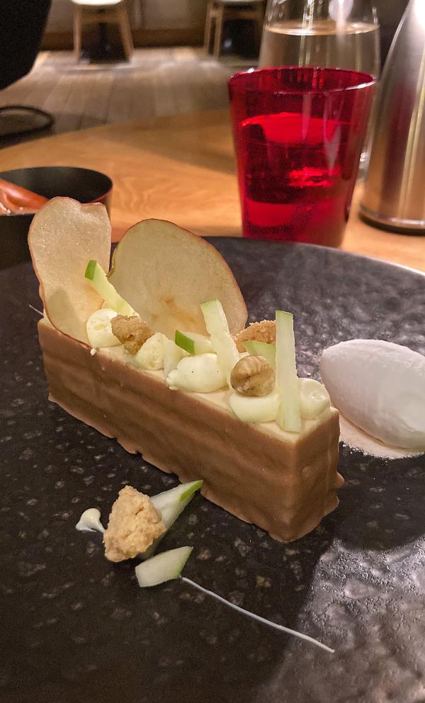 Finger pomme-chocolat blond avec streussel, crémeux chocolat-caramel, gelée de pomme, mousse au chocolat blond et glace au yaourt. DB / Yonder