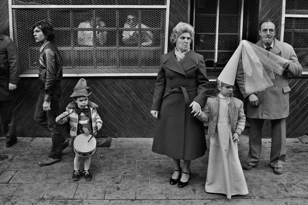 Spectateurs du carnaval de Binche, Belgique. 1975. © Harry Gruyaert / Magnum Photos