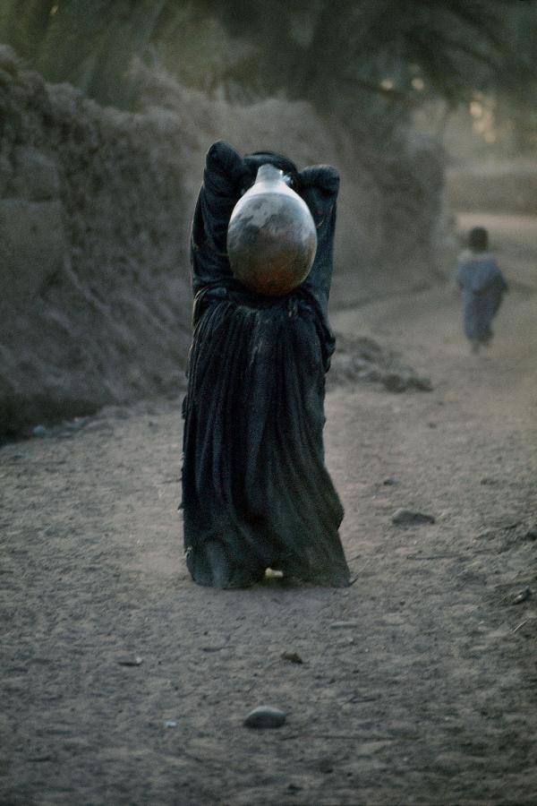 Femme portant une jarre en argile. Région du Tafilalet. 1986. © Harry Gruyaert / Magnum Photos