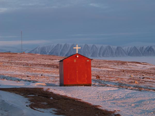 La lumière exceptionnelle des soirées de printemps éclaire cette dépendance de l’église.