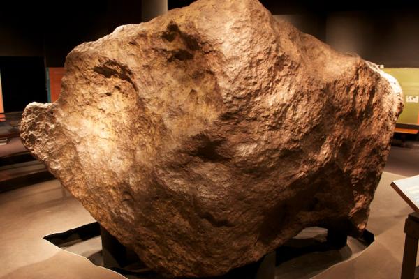 Avec ses 34 tonnes la météorite "Ahnigito" ("la tente") a du être placé sur un support qui repose directement sur le substrat rocheux en-dessous de l’American Museum of Natural History. © Mike Cassano CC by 2.0