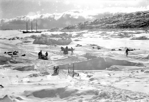 Le schooner Greely pris dans les glaces du Foulke Fjord, au fond duquel est situé Etah. Photo de Robert Inglis Jr. 1937-1938.  Les membres de l’expédition MacGregor, aujourd’hui un peu oubliée, avait hiverné à Etah comme de nombreux autres explorateurs de l’arctique.