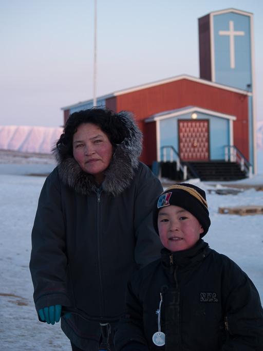 Juaanna et Nikkulannguaq devant l’église de Qaanaaq.