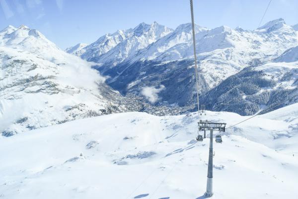 Plus haut c’est encore l’hiver... A l’arrière-plan la vallée de Zermatt.