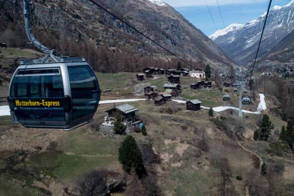 Le village de Blatten est "survolé" par les télécabines qui relient Zermatt à Furi. 