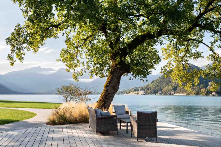 Les jardins de l’Auberge du Père Bise descendent doucement vers les berges du lac d’Annecy © Be attitude