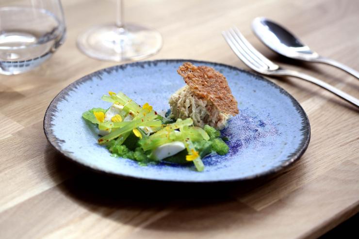 Tourteau, tofu blanc et vert, crudités et granité de céleri, tuile de noix de cajou © Laurent DUPONT