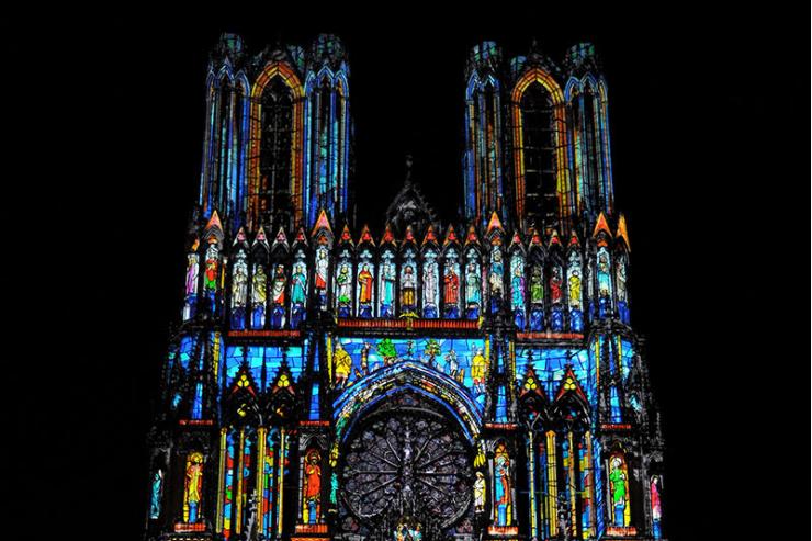 Les tours de la Cathédrale de Reims pendant le spectacle « Spectacles Rêve de couleurs © Tourisme en Champagne