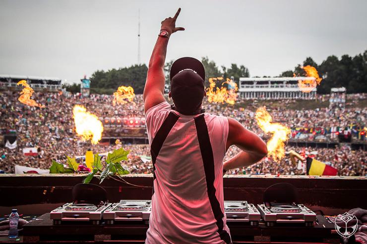 DJ face à la foule sur l'immense scène principale de Tomorrowland