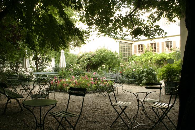 Salon de thé niché dans le jardin du Musée de la Vie Romantique