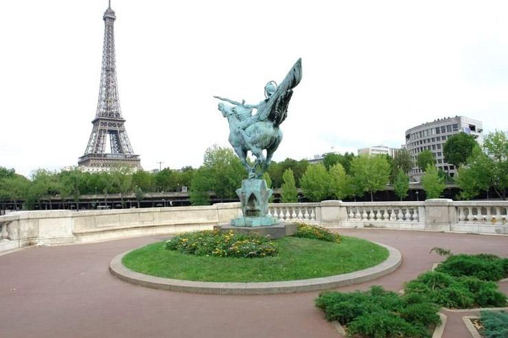 10 spots pour pique-niquer paisiblement à Paris : L'Ile aux cygnes