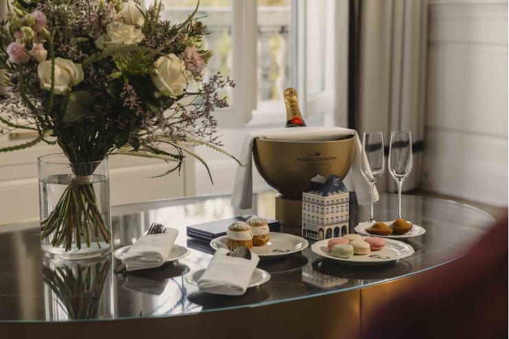 L’Hôtel du Louvre dévoile une expérience Emily in Paris 