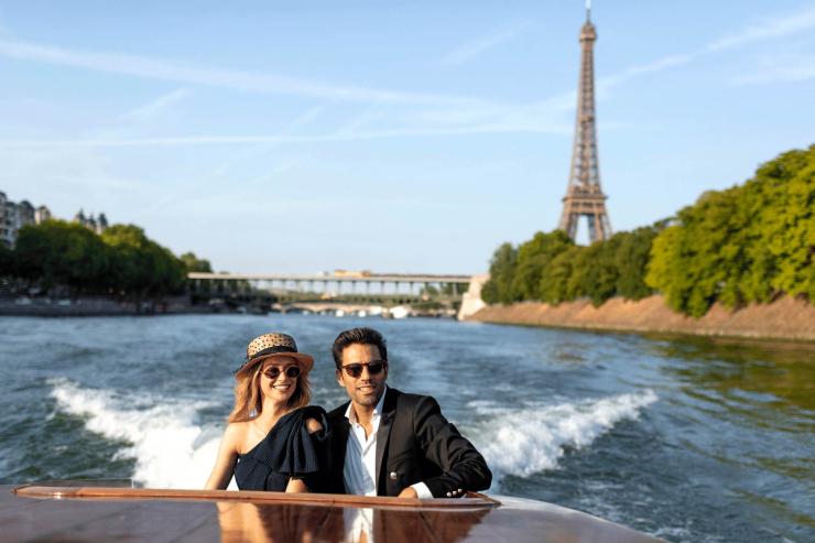 La Réserve Paris propose une promenade en bateau le long de la Seine 
