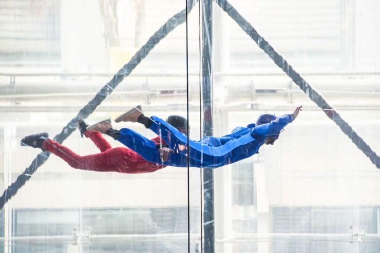 Les avantages du simulateur de chute libre pour les débutants en parachutisme