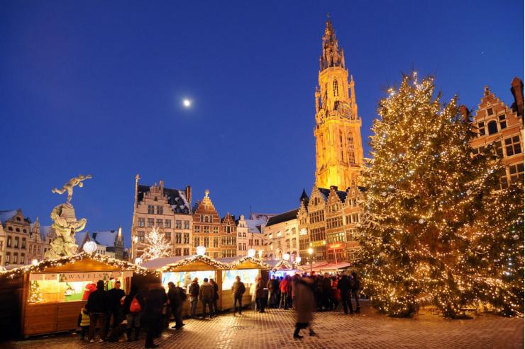 Au pied de la Cathédrale, le Marché de Noël anversois © Visit Antwerpen