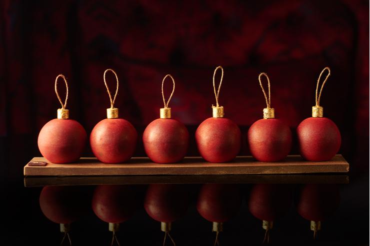 La Bûche «Boules de Noël» de La Réserve Paris