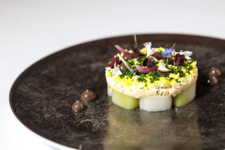 Poireau en croûte de sel truffé, mimosa de cèpes, essence sauvage poivrée © WeShoot
