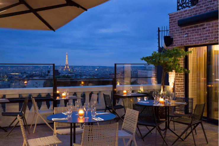 La terrasse avec vue sur la tour Eiffel du Terrass' Hotel.