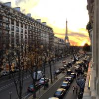 Coucher de soleil sur l'avenue Montaigne, vu depuis la Suite 215 © Yonder.fr