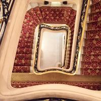 Le majestueux escalier du palace © Yonder.fr