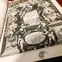 Un livre du XVIIème siècle imprimé par Platin et Moretus à l'époque © Yonder.fr