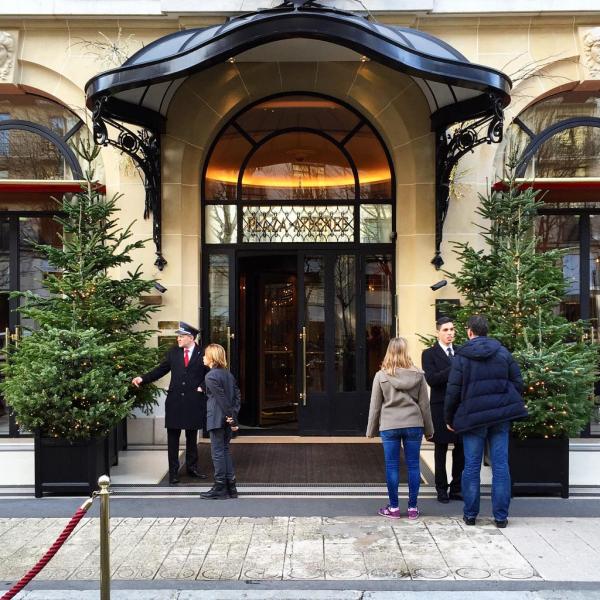 Bienvenue au Plaza Athénée ! À gauche de l'entrée, un portier explique à un enfant l'historie de la Tour Eiffel. C'est aussi ça le sens du service. © Yonder.fr