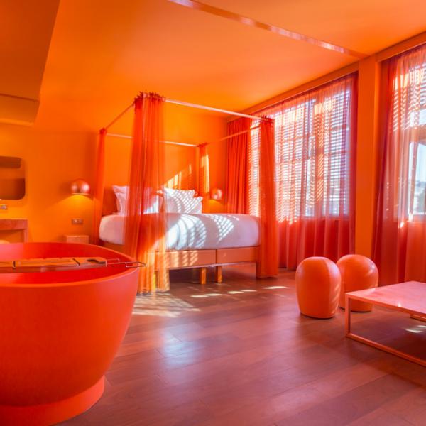 L'une des deux suites monochromatiques de l'hôtel par les designers Maurizio Galante et Tal Lancman © OFF Paris Seine