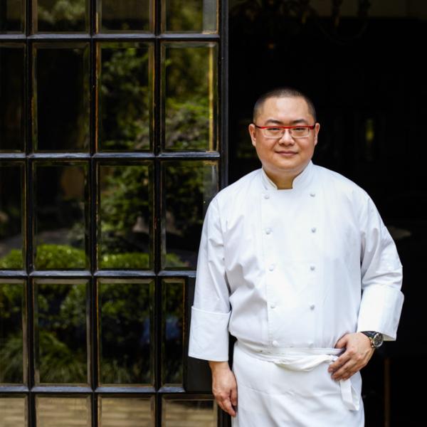 Portrait du chef Tony Lu, figure emblématique de la scène gastronomique chinoise émergente