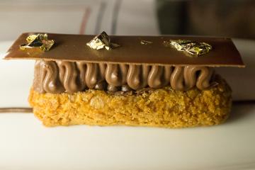 Eclair au chocolat avec feuilles d’or, une création du pâtissier Ghislain Gaille. © Yonder.fr