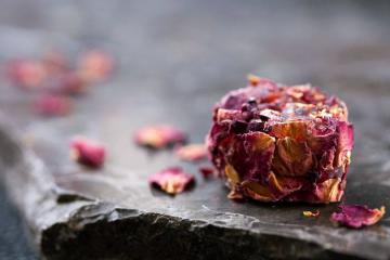 Les loukoums ne sont pas en reste, ici la sophistiquée - et délicieuse - version aux pétales de rose et morceaux de grenade.  © Four Seasons Hotels & Resorts