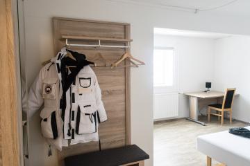 Les chambres supérieures sont spacieuses et la penderie accueille les parkas les plus encombrantes... malheureusement trop chaudes pour les températures enregistrées pendant notre séjour !).