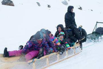 Une famille croisée sur le chemin se rend à Tasiilaq en traineau.